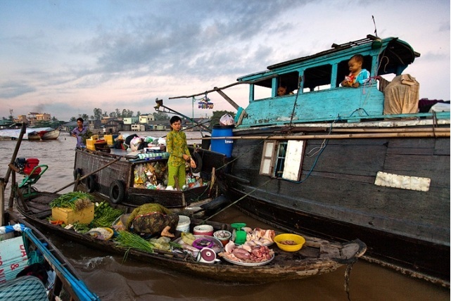 Cai Be floating market-Mekong Delta1