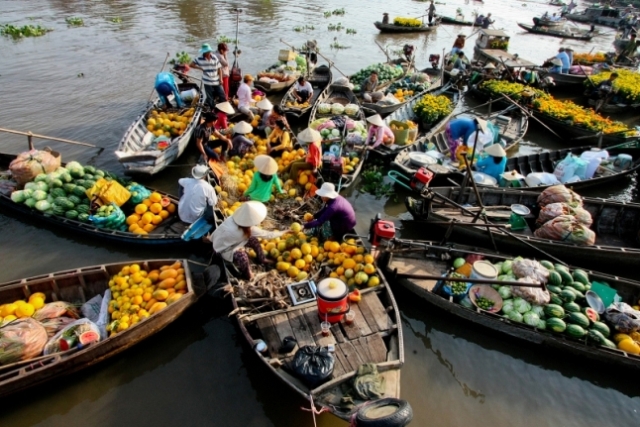 Cai Be floating market-Mekong Delta